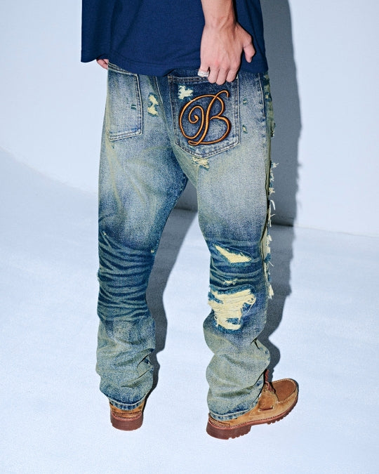 B EMBLEM DAMAGED SLIM JEANS