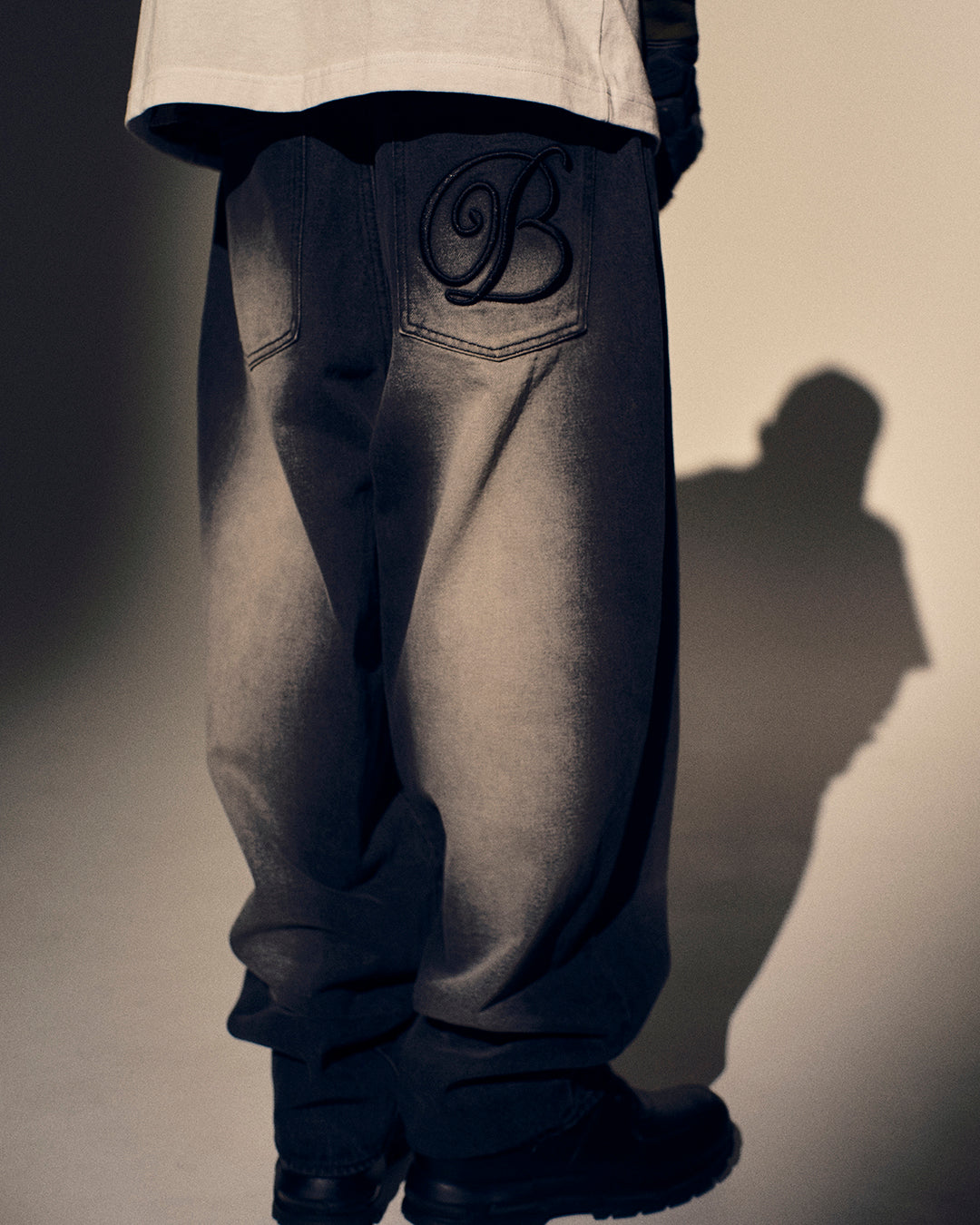 EMBLEM EXTRA BAGGY JEANS