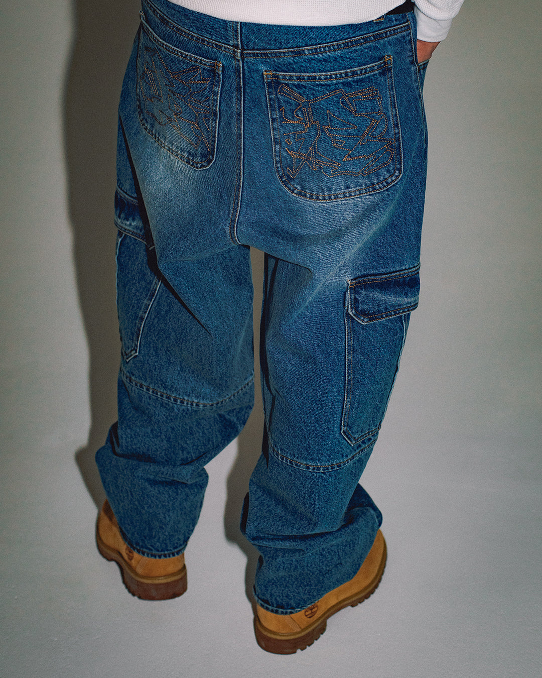 URBAN ARROWS STITCHED CARGO JEANS